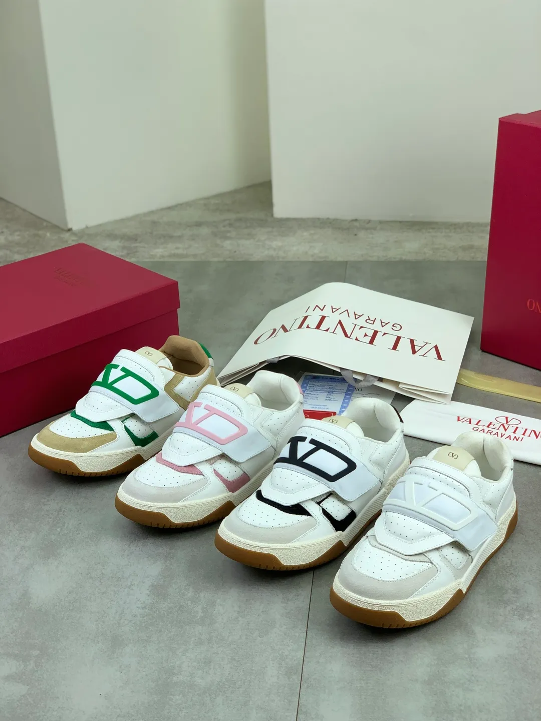 Men's men's shoes 💰P680 New Valentino 𝑶𝒏𝒆𝑺𝒕𝒖𝒅 Couple's sports shoes series Valentino 2025 new couple's sports shoes are on sale. The original ZP purchase and dismantling. Repeated pattern making and modification. 1:1 restoration! Top luxury masterpiece Velcro design Soft and comfortable imported calfskin brings excellent elegant texture and excellent on-foot comfort Top purchasing version upper: imported calfskin surface/original oil edge craftsmanship Lining: water-dyed sheepskin lining Outsole: original development 𝐓𝐏𝐔 two-color combination outsole Packaging: original configuration complete package Code number: 35-46